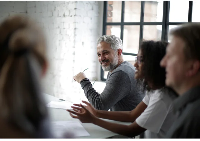 man lachend naar collega's
