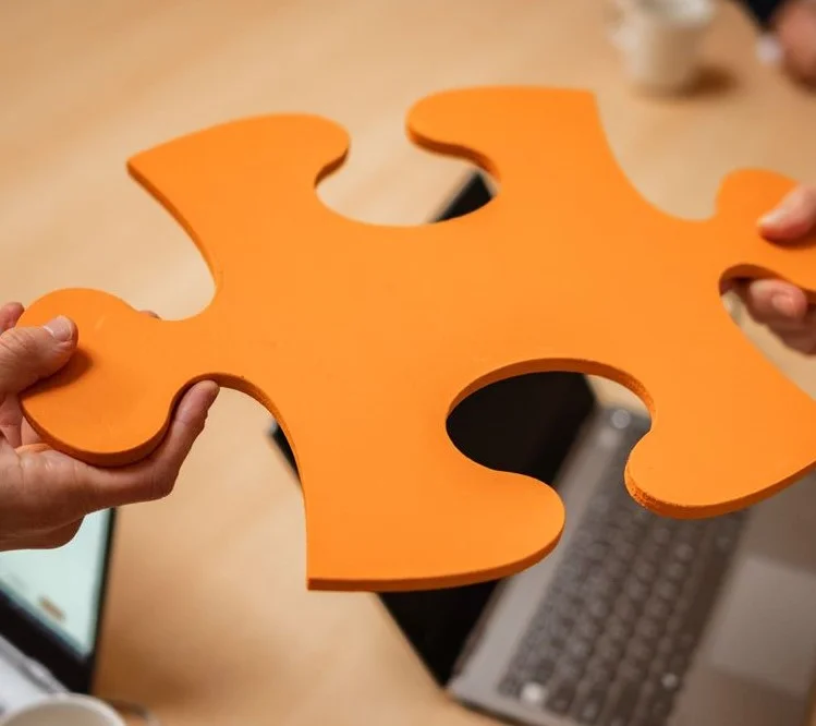 puzzelstuk wordt doorgegeven