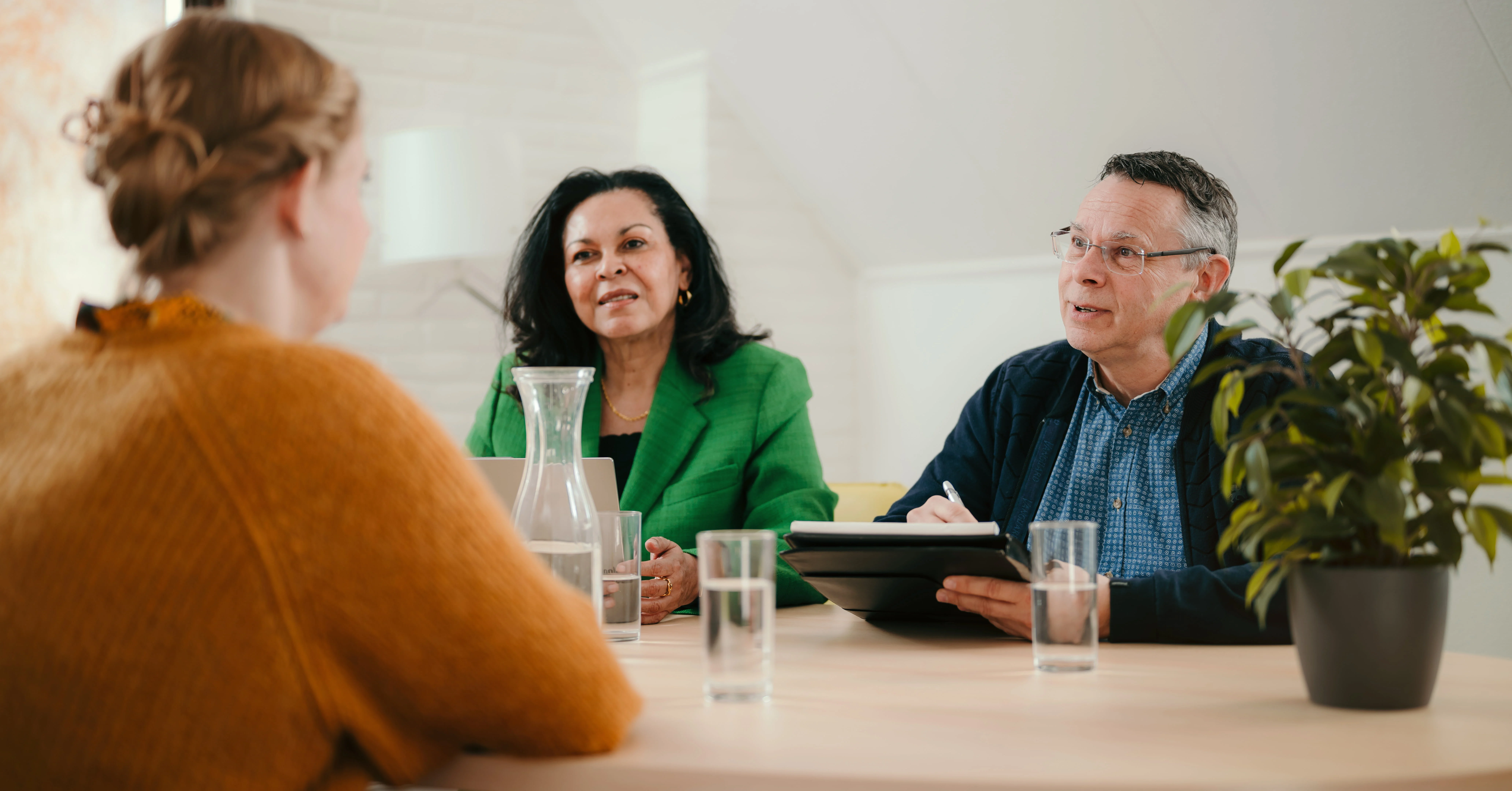 interview setting. Man en vrouw interviewen een vrouw