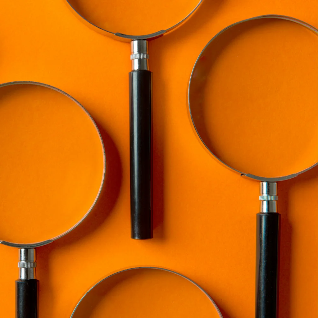 loepen met oranje achtergrond
