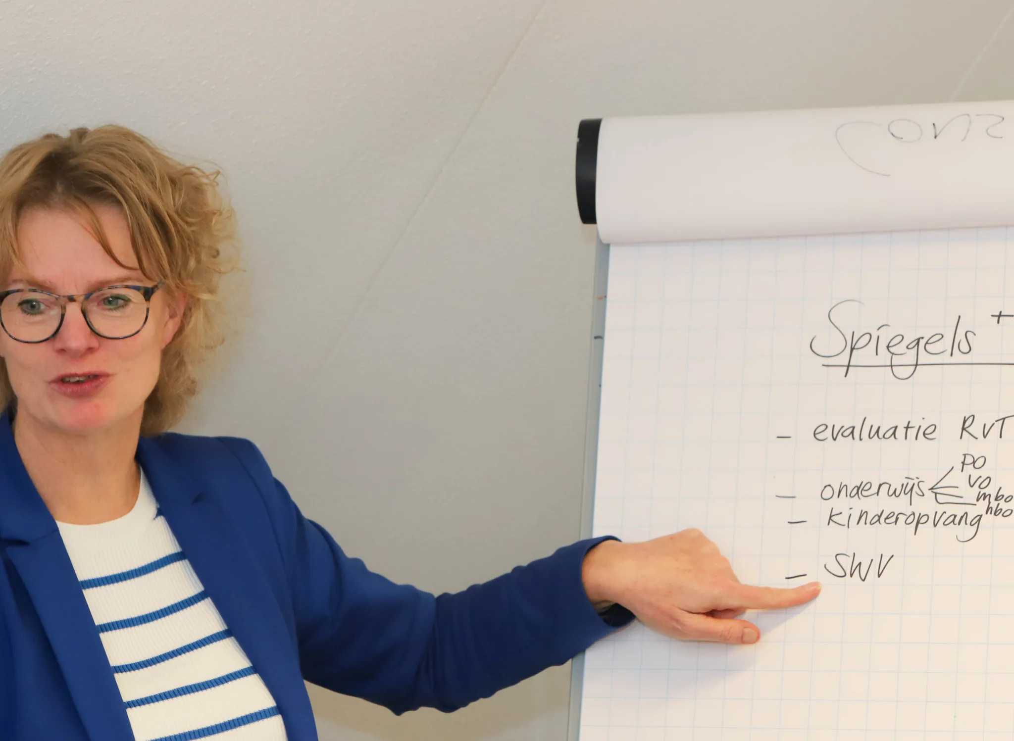 Persoon wijsend naar een flipover